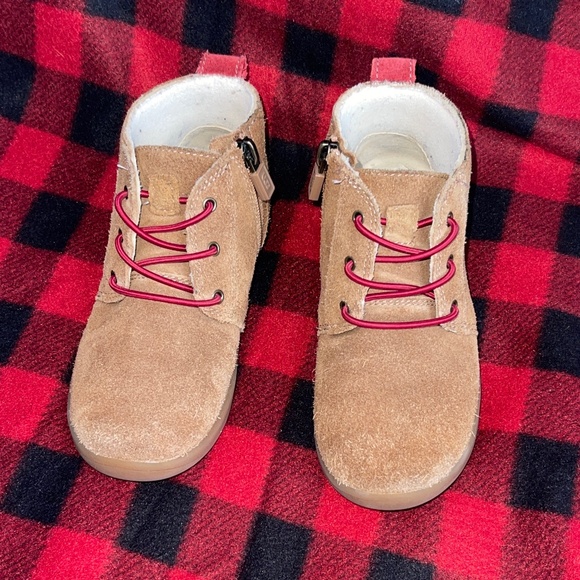 UGG Toddler Boys Size 12 Tan with Red Suede Ankle Boots with Zipper - Picture 2 of 9